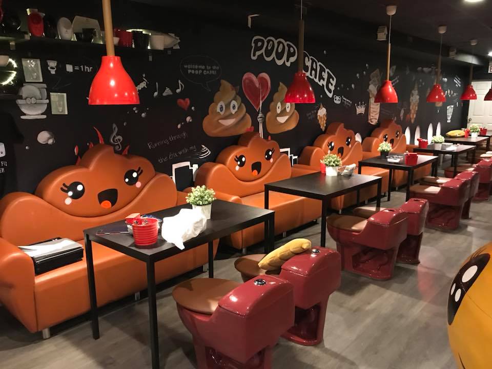 L'interno del Poop Café