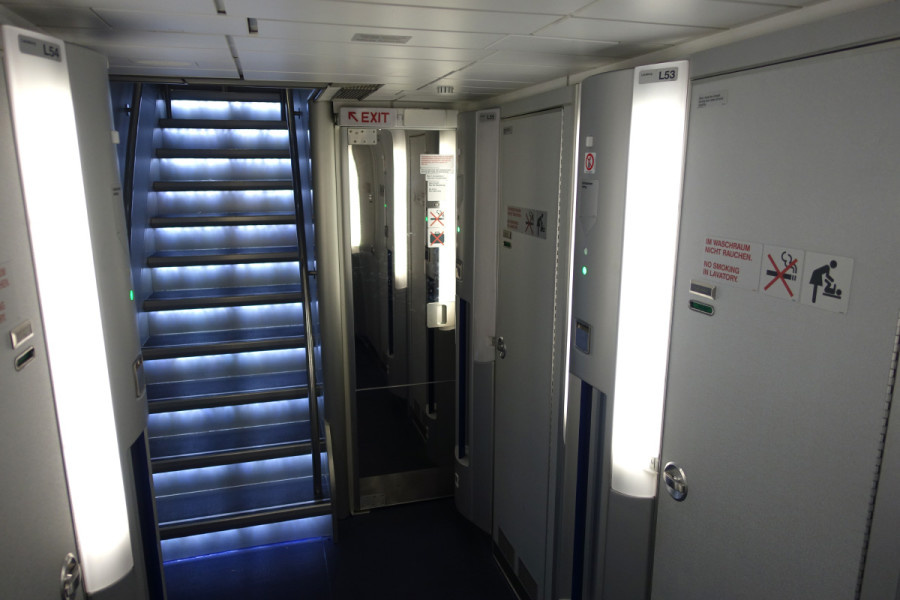 Lufthansa A340-600 bathrooms