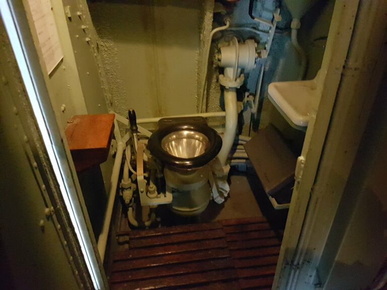 submarine wc